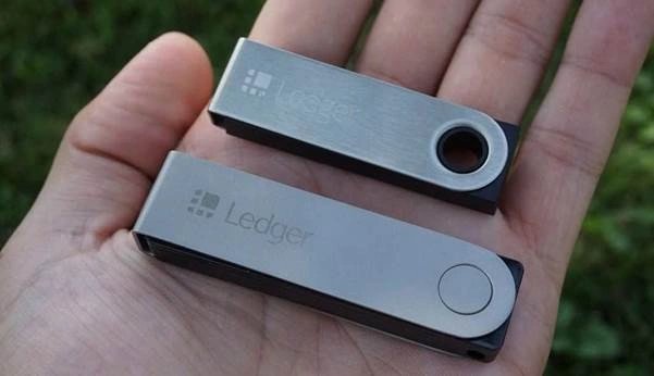 معرفی کیف پول سخت‌افزاری لجر نانو ایکس (Ledger Nano X)